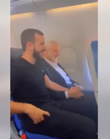 فلسطيني من لبنان يبكي لجلوسه بجانب قائد حماس في الطائرة
