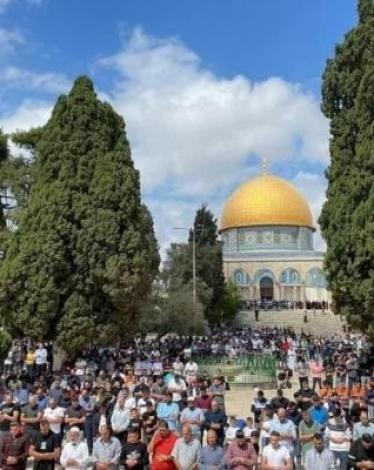 50 ألفًا يؤدون صلاة الجمعة في الأقصى