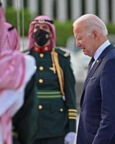 بايدن يصل إلى السعودية ويلتقي الملك سلمان ولي عهده