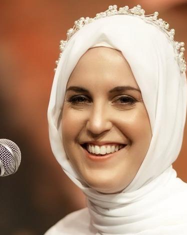 مغنية بريطانية تقدم "طلع البدر علينا" بلحن جديد