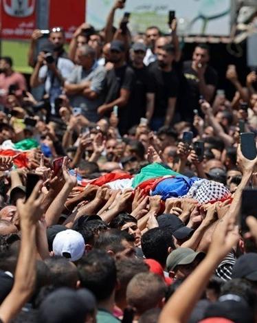 مسن فلسطيني يهاجم السلطة: بدل حمايتنا يقدمون التعازي