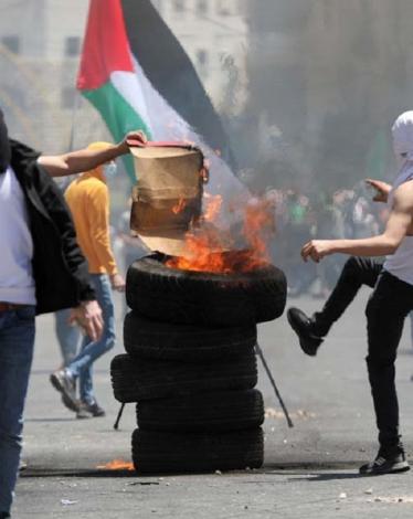 مواجهات-الفلسطينيين-مع-قوات-الاحتلال-في-الضفة-الغربية (1).jpg