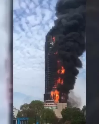 فيديو لحريق مرعب.. النار تلتهم ناطحة سحاب بالصين