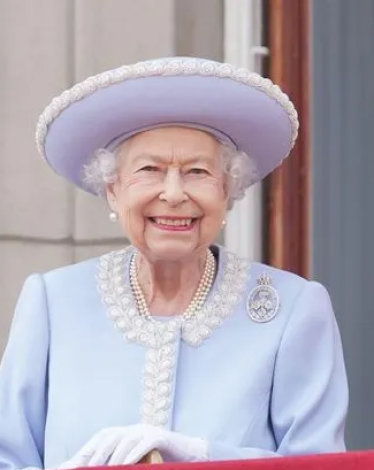 أزياء نادرة.. كيف يتم التعامل مع مقتنيات الملكة إليزابيث؟