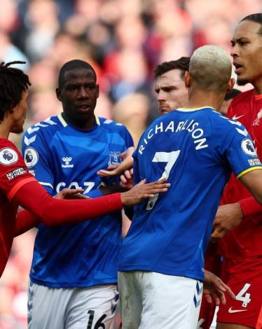 ليفربول وإيفرتون يكتفيان بنقطة في قمة مثيرة