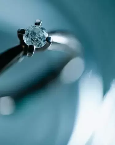 تقدم لها بطلب الزواج فصفعته.. والسر بالخاتم