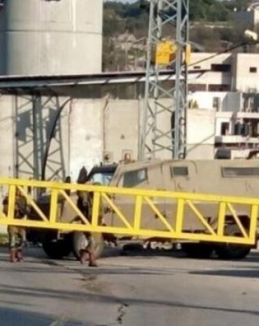 الاحتلال يغلق مدخل قرية أم صفا شمال غرب رام الله