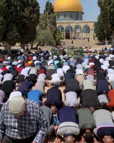50 ألف مصل يؤدون الجمعة في "الأقصى"
