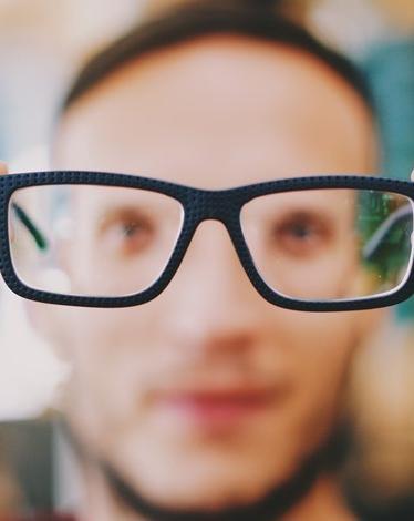 نظارات ذكية تساعد الصم على قراءة المحادثات حولهم