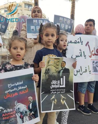 وقفة لأهالي المعتقلين السياسيين في سجون السلطة للمطالبة بالإفراج عن أبنائهم