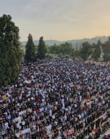 50 ألف مصلٍّ يؤدون صلاة الجمعة في "الأقصى"