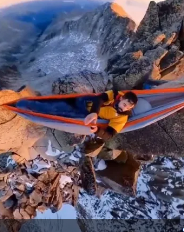 مغامر في مكان لا يخطر على البال.. فيديو يوثق التجربة المرعبة