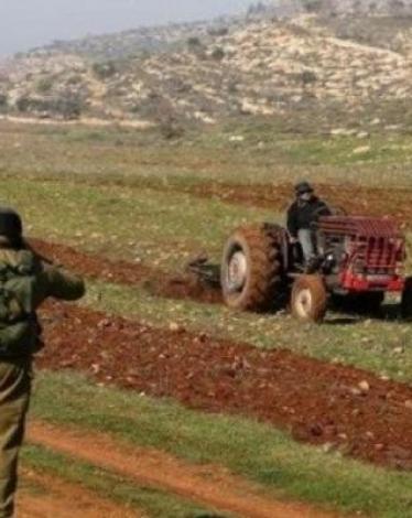 الاحتلال يستولي على جرارين ومركبة بالأغوار الشمالية