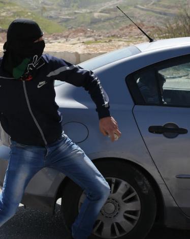 إصابة مستوطنة رشقًا بالحجارة في قلقيلية