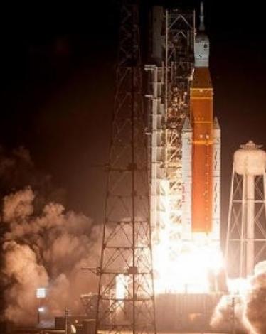 "ناسا" تطلق صاروخا عملاقًا إلى القمر