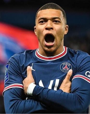 أنباء عن اهتمام برشلونة بضم مبابي.. هل تكتمل الصفقة؟