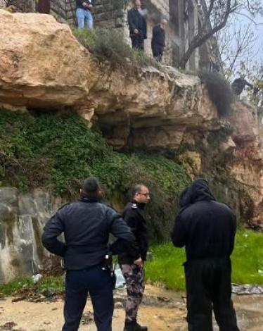 إخلاء منزل وإغلاقه احترازياً بعد انهيار صخري في الخليل