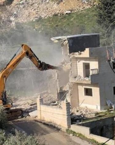 عائلة فلسطينية تهدم منزلها قسرًا في "واد الجوز" بالقدس