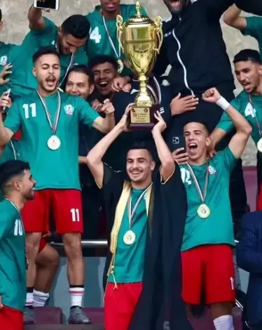 على طريقة ميسي.. "البشت" يحضر بتتويج الوحدات الأردني