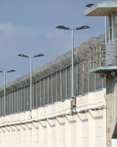 إدارة سجن النقب تواصل قطع الكهرباء عن قسمي 27 و28