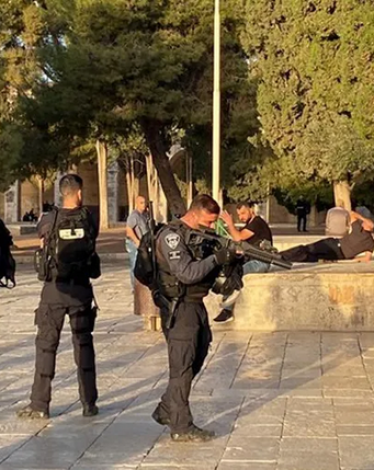 معاريف: منع السفير من دخول الأقصى "كمين أردني" لإحراج "إسرائيل"