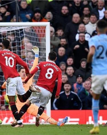 مانشستر يونايتد يقلب تأخره ويحسم الديربي بثنائية