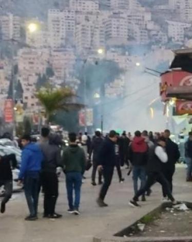 المركز الفلسطيني يدين قمع أمن السلطة لمسيرة نابلس