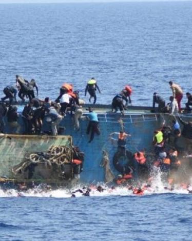 مصرع خمسة مهاجرين بعد غرق قاربهم قبالة السواحل التونسية