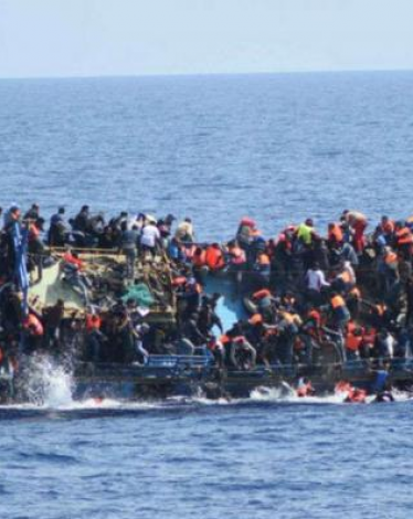 غرق 73 مهاجرا إثر انقلاب مركب قبالة السواحل الليبية