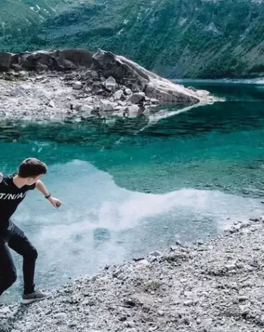 طفل صيني يمكنه أن ينطط الحجارة فوق الماء 200 مرة