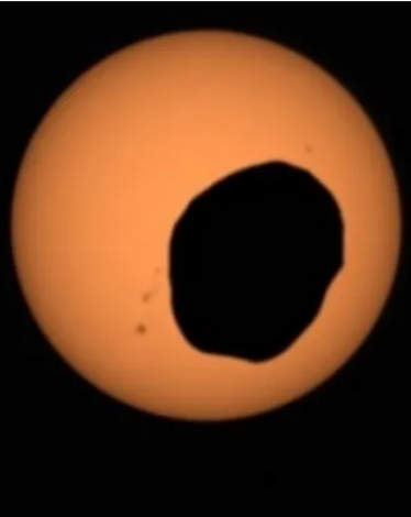 ناسا تنشر صورة تظهر وجه دب على سطح المريخ