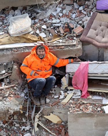 فيديو لـ"معجزة".. إنقاذ طفلين بقيا تحت الأنقاض 5 أيام