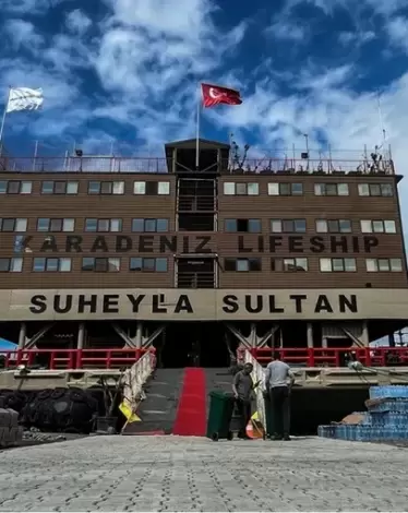 "مدينة عائمة" تحتضن متضرري الزلزال في تركيا