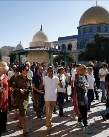 عشرات المستوطنين يقتحمون الأقصى بحراسة مشددة