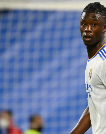 ريال مدريد يوافق على بيع كامافينجا لبناء ثنائية هجومية كاسحة