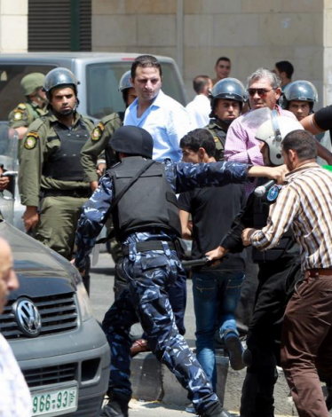 أكثر من 30 معتقلاً سياسياً داخل سجون السلطة بالضفة مع حلول رمضان