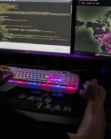 ضباط بالسلطة يقودون جيشا إلكترونيا لاستهداف صحفيين ونشطاء