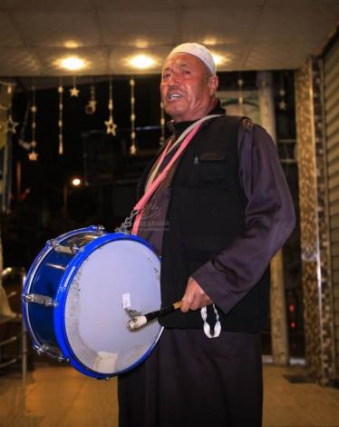 الحاج "قطروس".. 60 عاماً في مهنة المسحراتي