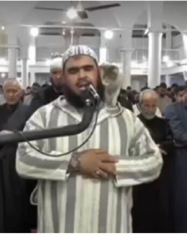 مشهد لقطة اعتلت كتف إمام جزائري وهو يتلو القرآن في صلاة التراويح