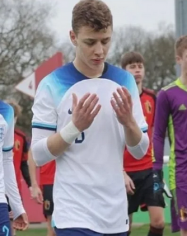 لاعب يلفت الأنظار بتلاوته القرآن في ملعب يونايتد