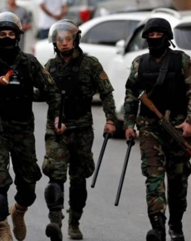 أجهزة السلطة تعتدي على عائلة الطبيب علاء عمرو في الخليل