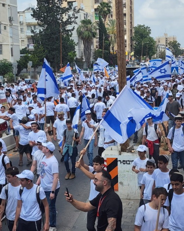 مسيرة أعلام للمستوطنين في اللد بحماية قوات الاحتلال