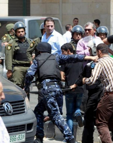 أجهزة السلطة تواصل انتهاكاتها بالضفة وتختطف عدداً من المواطنين
