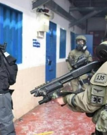توتر يسود سجن "رامون" بعد اعتداء الاحتلال على عدد من الأسرى