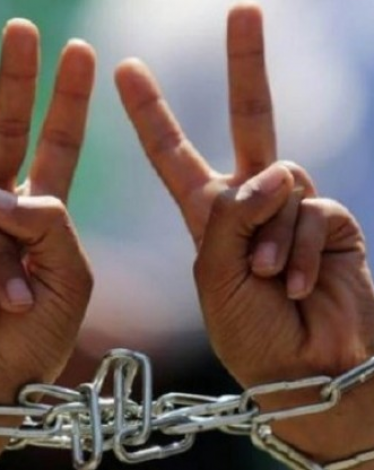 أسرى "النقب" يُعلّقون استلام وجبات الطعام وحالة من التوتر تسود السجن