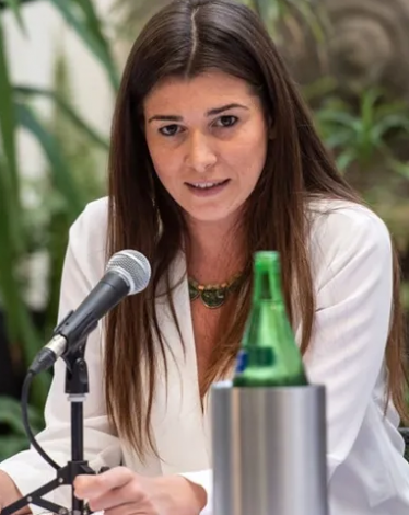 نائبة إيطالية تصبح أول امرأة ترضع طفلها تحت قبة البرلمان