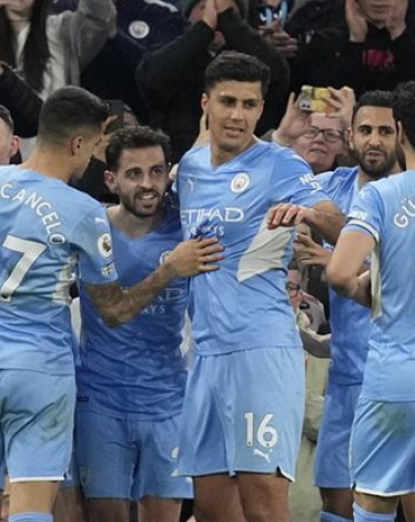 نجما مانشستر سيتي وبايرن ميونخ في عقل تشافي