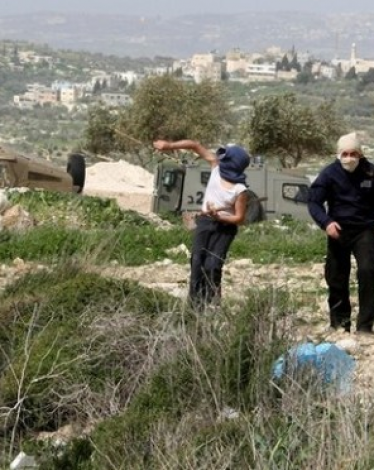 مستوطنون يحرقون مسكنًا شمال شرق القدس