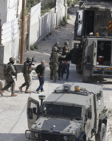 الاحتلال يعتقل 3 شبان من مخيم عقبة جبر