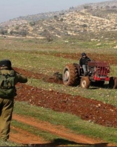 الاحتلال يستولي على جرار زراعي بمسافر يطا جنوب الخليل